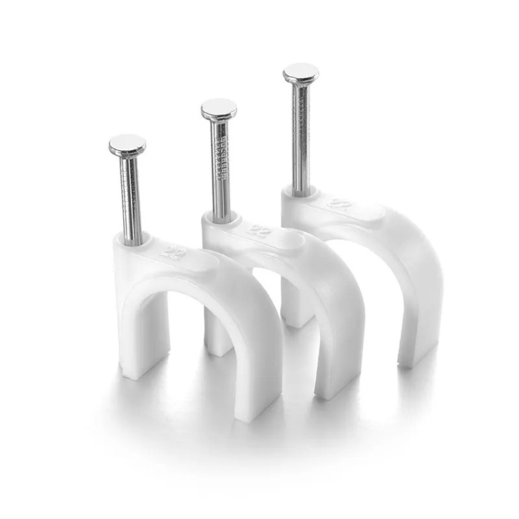 ¿Cómo mejoran los clips para cables planos la eficiencia del enrutamiento de cables?